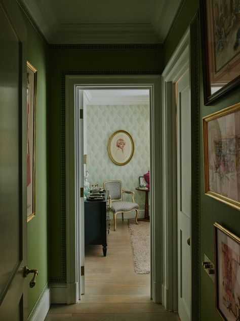 Nina Campbell's Chelsea home | House & Garden Luxury House Garden, Nina Campbell Wallpaper, Fabric Covered Walls, Green Hallway, English Room, English Country Style, Nina Campbell, London House, English Design