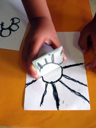 This quick and simple preschool mirror activity will introduce your child to the science of reflection and light with a flashlight experiment and picture game. Pattern Provocation, Mirror Activity, Science Activities For Preschoolers, Prek Science, Light Science, Reflection Activities, Preschool Science Activities, Light Activities, 4th Grade Science