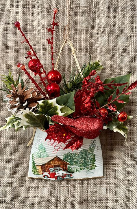 Christmas Wall Pockets, Tin Can Wall Pocket Diy, Smashed Can Craft, Christmas Tin Can Crafts Ideas, Tin Can Diy, Tin Can Planters, Painted Cans, Can Planters, Painted Tin Cans