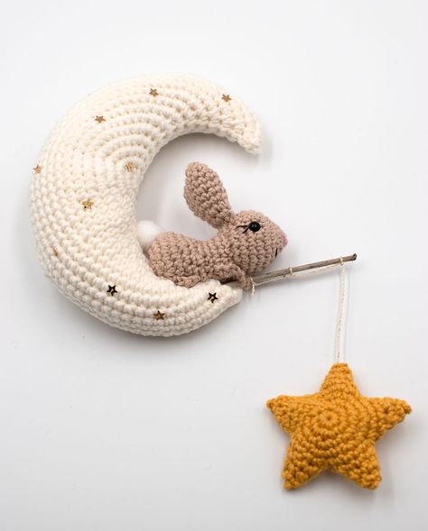 Crochet Moon Amigurumi Free Pattern, Crochet Star Mobile, Crochet Moon Amigurumi, Amigurumi Moon Free Pattern, Star Mobile Nursery, Baby Star Crochet Pattern, Crochet Mobile Toys, Diy Crochet Baby Stuff, Free Crochet Mobile Patterns