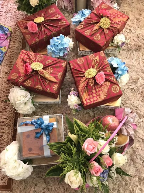 Hidden Hantaran Kain Batik, Hantaran Klasik, Dala Decoration, Hidden Hantaran Ideas, Dulang Hantaran Ideas, Hidden Hantaran, Melayu Wedding, Wedding Hantaran, Box Hantaran