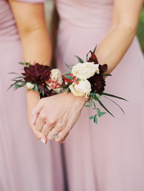 Burgundy Corsage Wedding, Fall Wedding Corsages For Mothers, Winter Wrist Corsage, Modern Wrist Corsage, Burgundy Wrist Corsage, Unique Corsage, Flower Bracelet Wedding, Corsages Wedding, Wearable Flowers