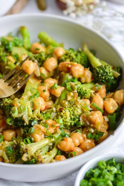 Vegan Chickpea Broccoli Stir Fry (20 Minute Recipe!) - Earthly Provisions Fried Chickpeas Recipe, Chickpea Broccoli, Stir Fry Sauce Easy, Delicious Vegetarian Dinner, Vegan Stir Fry, Garlic And Ginger, Vegan Chickpea, Broccoli Stir Fry, Make Hummus