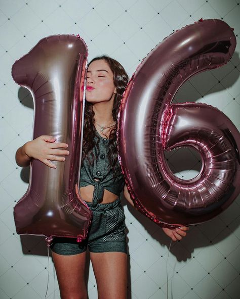 Bday Poses With Balloons, Birthday Poses With Balloons At Home, Birthday Poses With Number Balloons, Birthday Ballon Photos, Poses With Number Balloons, Birthday Photoshoot With Balloons, Number Balloons Photoshoot, Bday Poses, Birthday Balloons Pictures