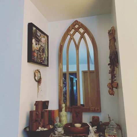 𝐻𝒾𝑔𝒽 𝐸𝓁𝓋𝑒𝓃 𝒲𝒾𝓈𝒹𝑜𝓂 𝒜𝓃𝒹 𝐿𝑜𝓋𝑒 on Instagram: “I redecorated my Faerie altar for the fairies yesterday by adding this vintage arch frame mirror for a Rivendell inspired look. This is the…” Elven Inspired Home, Rivendell Home Decor, Rivendell Inspired Home, Elven Aesthetic Home, Rivendell Bedroom, Rivendell Decor, Faerie Altar, Elvish Decor, Elf Treehouse