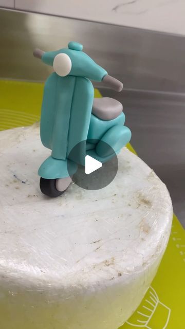 Scooter Cake, Simple Fondant Cake, Fondant Tutorial, Vespa Scooters, Viral Shorts, Fondant Cake, Gum Paste, Cake Decoration, Simple Tricks