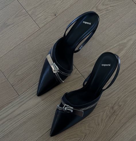 𝓮𝓵𝓵𝓮 on Twitter: "Obsessed with my Coperni Zipper heels https://t.co/uUe26B6P0A" / Twitter Color Outfits, Zipper Heels, Fashion Aesthetics, Shoe Inspo, Material Girls, Cute Bags, Contemporary Fashion, Cute Shoes, Black Heels