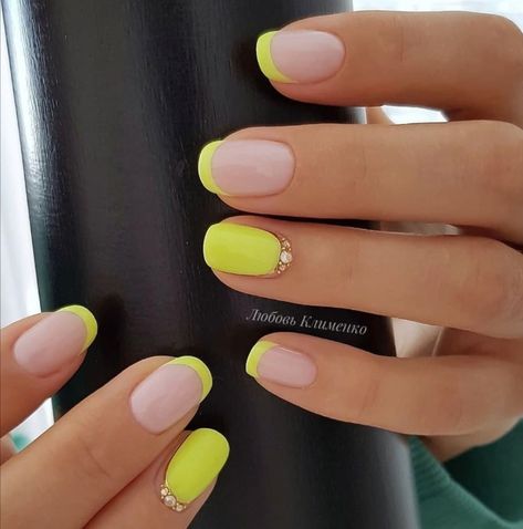 Nail Designs Neon Yellow, Smart Nails, Sns Nails Colors, Long Acrylic Nail Designs, Ombre Nails Glitter, Cute Toe Nails, Stylish Nails Designs, Nails Design With Rhinestones, Makijaż Smokey Eye