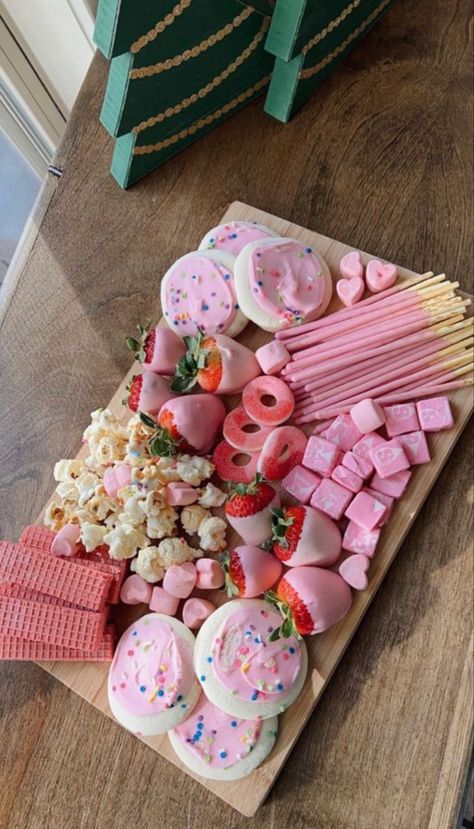 13 Birthday Snack Table, Preppy Party Food Ideas, Slumber Party Candy Bar, Slumber Party Treats, Sleepover Party Snacks, Pink Birthday Treats, Pink Slumber Party Aesthetic, Slumber Party Food Ideas, Barbie Snacks