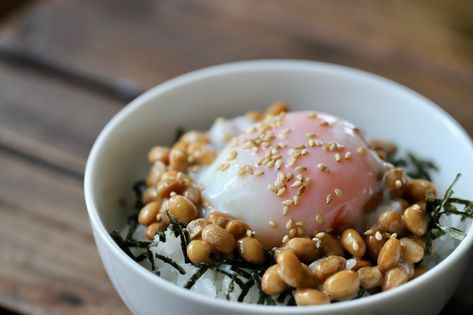 10 Unique Ways To Enjoy Natto - Easy Natto Recipes You Can Make At Home Natto Recipe, Estrogen Foods, Tonkatsu Sauce, Seaweed Snacks, Veggie Chips, Healthy Sweet Snacks, Metal Jewellery, Japanese Cooking, Foods With Gluten