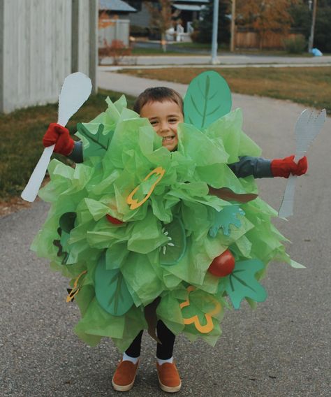 Make an elaborate salad costume for your kiddo for less than $5! All you need is 1 T-shirt (one or two sizes bigger than normal), green tissue paper, construction paper or poster board, red balloons and a hot glue gun! #costume #halloween #DIY #crafts #costumes Salad Costume, Food Halloween Costumes, Meme Costume, Amazing Halloween Costumes, Best Couples Costumes, Green Tissue Paper, Food Costumes, Costume Works, Creative Mom