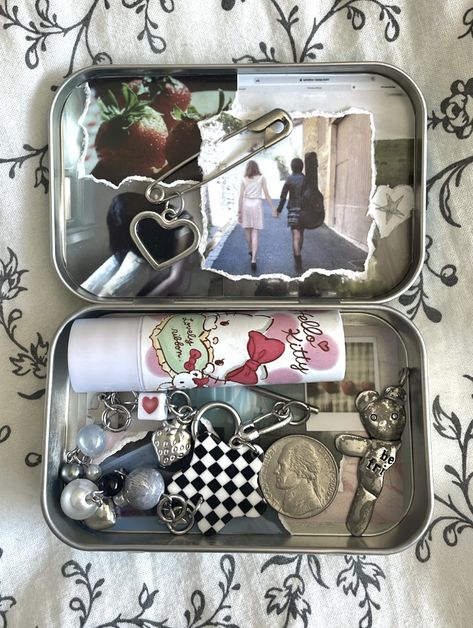 Altoid Tin Ideas Aesthetic, Barkleys Mints Wallet, Diy Altoids Tin Projects, Tin Case Aesthetic, Altoids Box Ideas Aesthetic, Metal Box Aesthetic, Metal Box Ideas, Trinket Tin, Tin Box Crafts