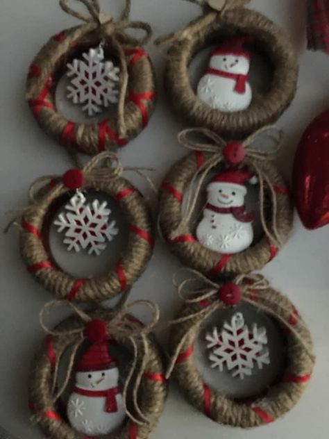 Eco Christmas Decorations, Christmas Decorations Cheap, Country Christmas Decorations, Diy Christmas Decorations Easy, Wooden Christmas Ornaments, Christmas Decorations To Make, Christmas Decorations Rustic, Homemade Christmas Gifts, Christmas Ornament Crafts