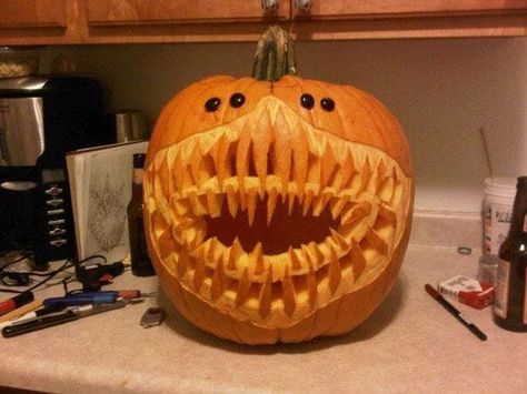 Congratulations to Our Pinterest Halloween Contest Winners! - Neatorama Pelottava Halloween, Pumpkin Carver, Pumpkin Carving Contest, Creative Pumpkin Carving, Amazing Pumpkin Carving, Easy Pumpkin Carving, Scary Pumpkin Carving, Carved Pumpkins, Pumpkin Carving Designs