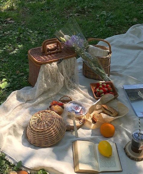 em on Twitter: "who wants to go on a cute ass picnic....serious inquiries only… " Cottagecore Picnic, Picnic Inspiration, Cottage Aesthetic, Christian Movies, Picnic Date, Cottage Core Aesthetic, Picnic Time, Summer Mood, We Are The World