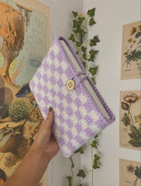 Crochet Book Sleeve Aesthetic, Book Sleeves Crochet, Book Case Crochet, Crochet Book Sleeve Free Pattern, Checkerboard Aesthetic, Book Sleeve Crochet, Art Bookshelf, Crochet Book Sleeve, Crochet Book Cover