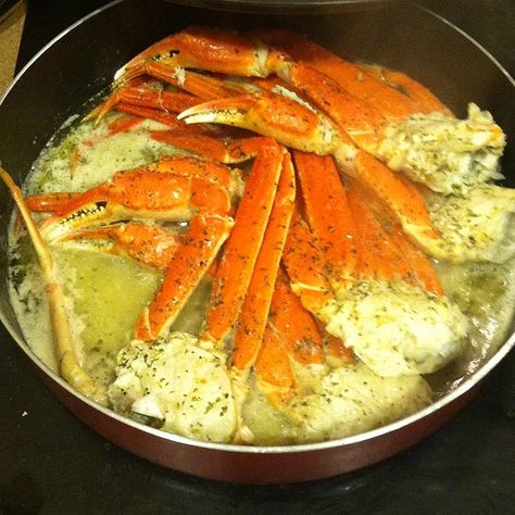 Crab Legs Recipe, Seafood Boil Recipes, Crab Dishes, Boiled Food, Yummy Seafood, Garlic Butter Sauce, Crab Recipes, Crab Legs, Spicy Food