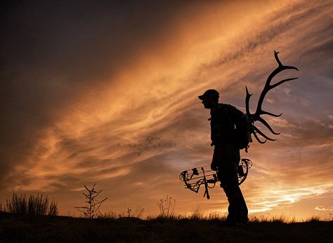 Senior boy bow hunting Bow Hunting Aesthetic, Hunting Senior Pictures, Dad Photoshoot, Levis Aesthetic, Hunting Aesthetic, Hoyt Archery, Whitetail Deer Pictures, Hunting Photography, Deer Wallpaper