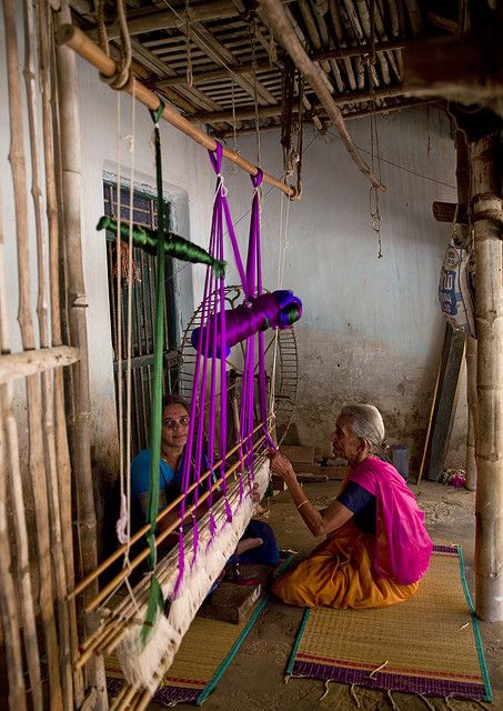 Women weaving on a traditional loom - Tamil Nadu - India Indian Handloom Weaving, Indian Places, Indian Miniatures, Mother India, Eric Lafforgue, Types Of Weaving, Handloom Weaving, Silk Weaving, Indian Textiles