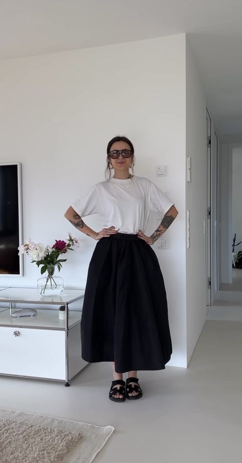 Black Poplin Skirt Outfit, Poplin Skirt Outfit, Midi Skirt Outfits Summer, Skirt Outfits Summer, Poplin Skirt, Midi Skirt Outfit, City Outfits, Summer Outfit Inspiration, Skirt Outfit