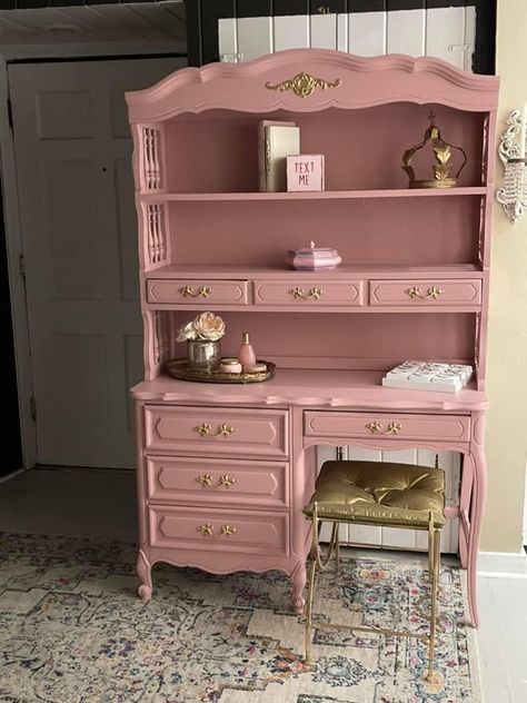 Furniture Pink, Amazing Furniture, Pink Furniture, Cute Furniture, Deco Studio, Casa Vintage, Vanity Room, Diy Furniture Renovation, Cute Bedroom Decor