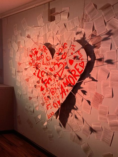 Newspaper Valentines Backdrop, Mirror Backdrop Ideas, Creative Photo Backdrop, Valentine’s Day Window Art, Baby Boy Valentine Pictures, Photozone Ideas, Valentines Day Event, Valentines Window Display, Valentine Backdrop