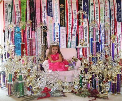 #WINNING!! (Paisley Scott from Toddlers & Tiaras killin it) Pageant Crown Display, Pageant Crown Display Ideas, Pageant Awards, Pageant Aesthetic, Crown Display, Pageant Mom, Pagent Dresses, Toddler Pageant, Teen Pageant