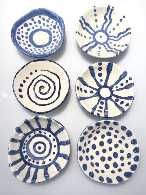 Ceramic Pottery Painting Ideas Bowls, Cute Pottery Bowl Painting Ideas, Easy Pottery Painting Ideas Plates, Clay Bowl Painting Ideas, Clay Plate Painting Ideas, Easy Ceramic Painting Ideas, Painting Pottery Ideas Easy, Easy Pottery Painting Ideas, Ceramic Ideas Pottery