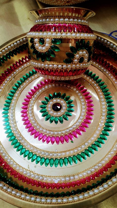 Kanyadanam Plate Decoration, Lota Decoration Ideas, Kudakalu Decoration, Indian Wedding Deco, Arti Thali Decoration, Engagement Tray, Kalash Decoration, Coconut Decoration, Pineapple Crafts