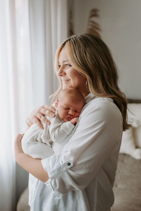 Newborn Poses With Mom, Newborn Photo With Mom, Newborn Pics With Mom, Mom And Newborn Pictures Home, Newborn Home Lifestyle Shoot, Mama And Newborn Photography, Family Newborn Lifestyle Session, Family Photo Poses With Newborn, Mommy And Newborn Pictures