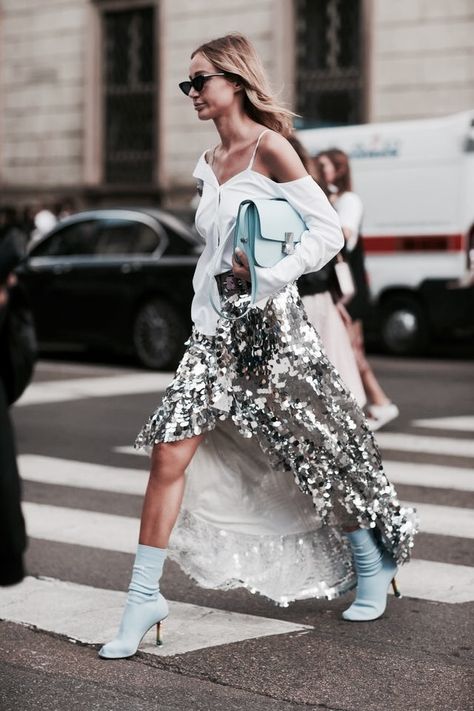 TAKE2T00 Anouki Areshidze, Editorial Poses, Crossing The Street, Socks Outfit, Milan Fashion Week Street Style, Walking Down The Street, Woman Walking, Silver Bells, Looks Street Style