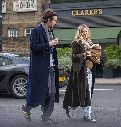 Sienna Miller gives birth to her second child Younger Boyfriend, Sienna Miller Style, Khaki Coat, New York Winter, Mum Fashion, Sienna Miller, Poor Children, Latest Celebrity News, Vogue Magazine