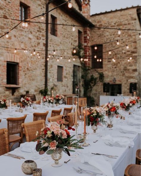 Casa Cornacchi on Instagram: "Step into the enchanting charm of a timeless wedding in the heart of Tuscany 🤍  🌿The table setting beautifully reflects the colors of the surronding nature, creating perfect harmony with the environment  Do you love this elegant arrengement? ✨  🪄@mowedding_events 📸@claudiacalaphotography 💐@happyflowers_tuscany ✨@two_celebrants_italy 💡@audiovisualsiena 💄@bridal_beauty_italy & @ohmyblush.eu 🎷@freakoutstringquintet 🎶@lucaabatididj ⭐️@preludiodivisionenoleggio  ☎️ Info and reservation: 055 998229 📧booking@cornacchi.com 📌Via Capitan Goro, 12 - Bucine, Arezzo (Tuscany)  #casacornacchi #tuscany #weddingvenue #weddingvenuetuscany #italianwedding #weddingdestination #weddingparty #italiansummer #instawedding #weddingday #weddingplanning #weddingphotographer Tuscany Wedding Inspiration, Tuscany Wedding Aesthetic, Tuscany Wedding Flowers, Tuscany Wedding Decor, Tuscany Wedding Florals, Tuscany Micro Wedding, Wedding Flowers Tuscany, Wedding Venues Tuscany, Tuscany Wedding Theme