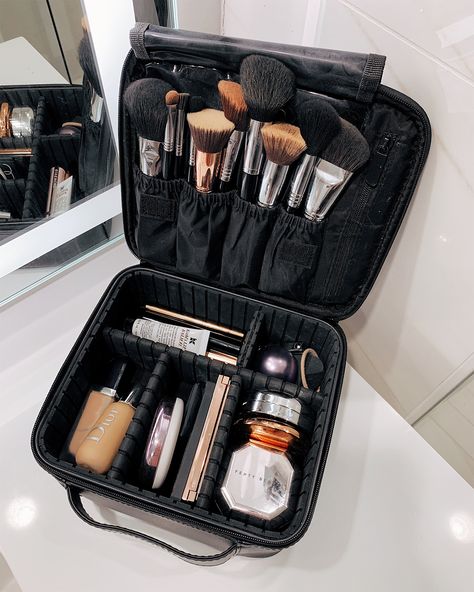 Makeup Case Travel, Eye Makeup Images, Sweater Jeans, Minimal Makeup, Makeup Travel Case, Luggage Organization, Makeup Brush Cleaner, Makeup Travel, Fashion Jackson