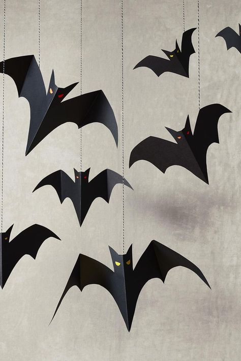 Halloween Bat Garland Diy, Bat Diy, Bat Garland, Halloween Home Decor Ideas, Scary Halloween Decorations Diy, Dekorasi Halloween, Casa Halloween, Homemade Halloween Decorations, Diy Craft Ideas