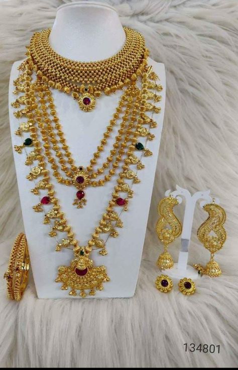 Traditional Marathi Jwellery, Marathi Jewellery Traditional, Maharashtrian Bride Jewellery, Lehenga Necklace, Traditional Maharashtrian Jewellery, Marriage Pic, Kolhapuri Saaj, Bindi Designs, Maharashtrian Jewellery