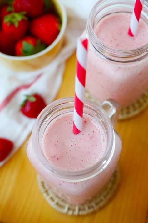 Easy and healthy homemade Jamba Juice Strawberry Wild Copycat. Strawberries Wild Jamba Juice Recipe, Jamba Juice Recipes, Juice Healthy, Vanilla Frozen Yogurt, Healthy Budget, Jamba Juice, Rasa Malaysia, Juicing Benefits, Juicing For Health