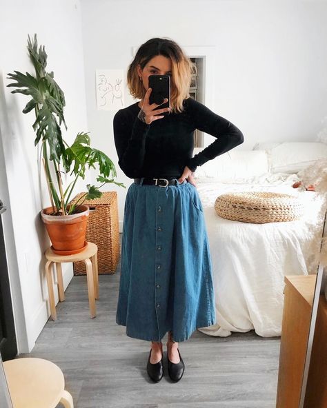 noelle on Instagram: “This skirt makes me feel cute AF.” Stylish Denim Skirt, Jean Skirt Outfits, Perfect Winter Outfit, Pencil Skirt Work, Long Jean Skirt, Long Skirt Outfits, Denim Skirt Outfits, Casual Skirt Outfits, Rock Outfit