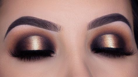 ¿'Halo eyes'? Un maquillaje de ojos que combina tonalidades oscuras y claras; este es el paso a paso - Todo para Ellas Gold Smokey Eye Makeup Step By Step, Black And Gold Halo Eyeshadow, Black Halo Eye Makeup, Black Gold Smokey Eye, Dark Halo Eye, Black Halo Eyeshadow, Smokey Halo Eye Makeup, Black Halo Eye, Gold And Black Eyeshadow