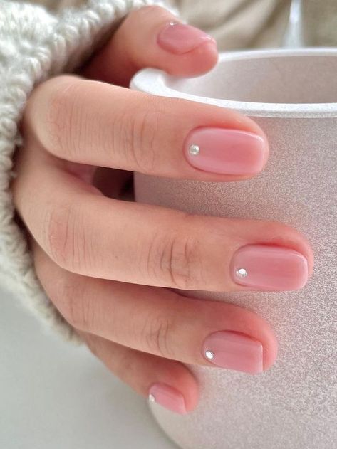 nude short nails with simple rhinestones Ideas Uñas, Minimalist Nail, Minimal Nails Art, Korean Nail Art, Milky Nails, Dot Nail Art, Nails Natural, Minimalist Nail Art, Korean Nails