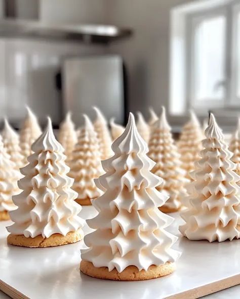 Tree Meringue Cookies - Light, Crisp, and Festive! Tree Meringue, Meringue Cookie Recipe, Cookies Light, Vegetarian Cookies, Meringue Recipe, Gingerbread Cake, Meringue Cookies, Christmas Sweets, Cookies Decorated