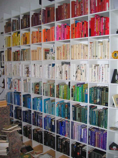 Bookshelves! | 26 Things That Look Better Thanks To Rainbows Maximalist Apartment, House Library, Books By Color, Bookshelf Inspiration, Dream Library, Bookshelf Organization, Book Shelves, Home Libraries, Book Organization