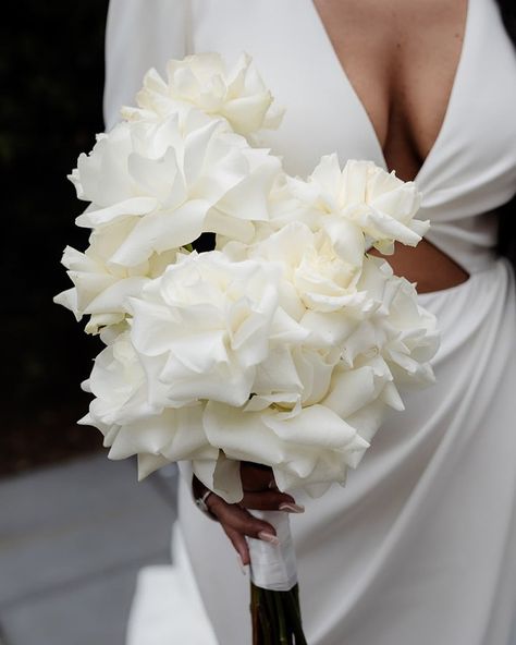 White Table Arrangements Wedding, Wedding Bouquets Modern, Bride White Bouquet, All White Bride Bouquet, Bride Bouquets White Elegant, All White Orchid Bouquet, White Organic Bridal Bouquet, All White Bouquet Wedding Orchid, White Bouquet Orchid