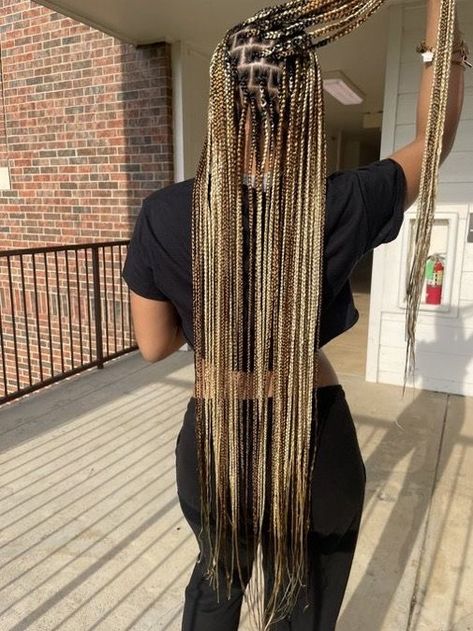 Medium Knotless Box Braids Blonde And Brown, Brown And Blond Mixed Box Braids, Braids With Honey Blonde And Black, Tri Color Knotless Box Braids, Two Tone Knotless Box Braids, Braided Hairstyles Brown And Blonde, Brown And Blonde Knotless Braids With Curls, Brown Mix Knotless Braids, Brown Braids With Highlights