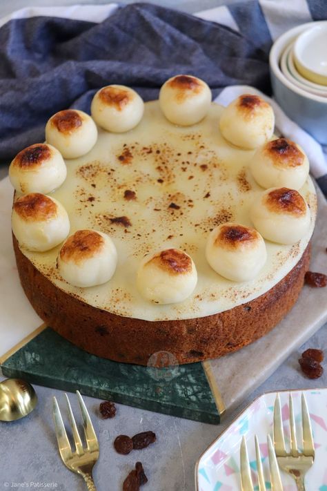 Simnel Cake! Simnel Cake Recipe, Simnel Cake Easter, Easter Bake, Simnel Cake, Easter Fruit, Traditional Desserts, Janes Patisserie, Glace Cherries, Cake Mixture