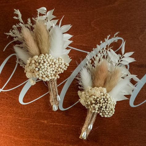 Dried Flowers Boutonnieres Set of 2 for Men Boho Fall Wedding Grooms Buttonhole Rustic Best Man Pampas Grass Dry Flower Decoration (Beige) Pompous Grass Boutonnieres, Pampas Grass Boutonniere, Groomsmen Boutonniere Pampas, Dried Flowers Buttoniere, Dried Flower Boutonniere Groomsmen, Groom Buttonholes, White Boutonniere, Bohemian Wedding Decorations, Button Holes Wedding