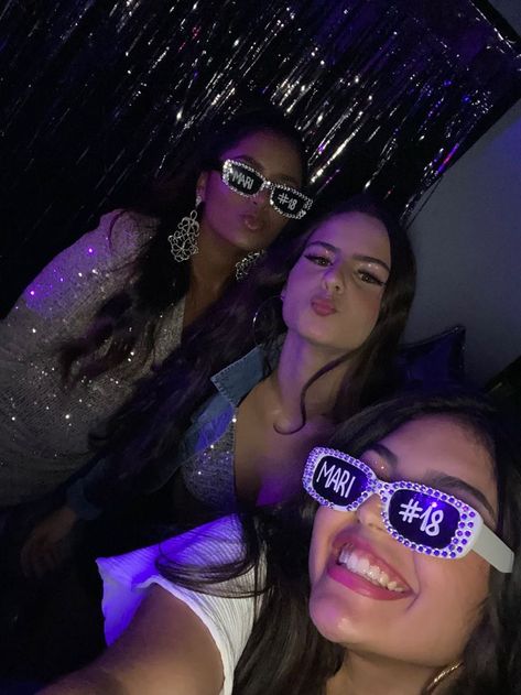 18th Birthday Accessories, 19 Birthday Ideas Gift, 18th Birthday Sunglasses, 21st Birthday Sunglasses, Writing On Glasses Party, Prom Glasses Ideas, Writing On Sunglasses Party, Party Accessories Ideas, Birthday Glasses Ideas