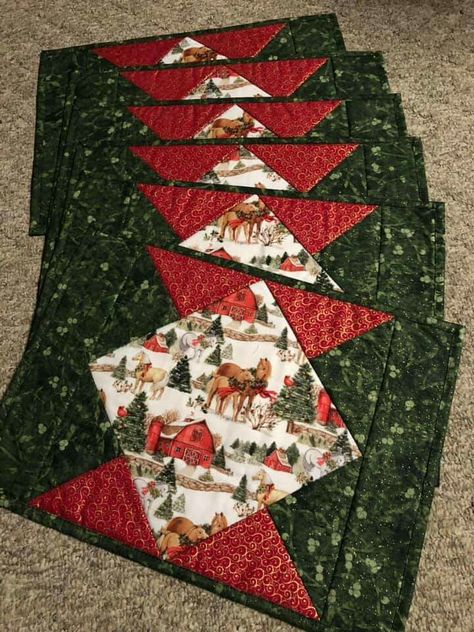 Xmas Quilted Placemats, Quilted Christmas Placemats Patterns, Placemats Christmas, Christmas Place Mats Free Pattern, Quilted Christmas Placemats, Quilted Placemats Patterns Free Ideas, Quilted Placemat Patterns, Christmas Fabric Crafts, Christmas Table Runner Pattern