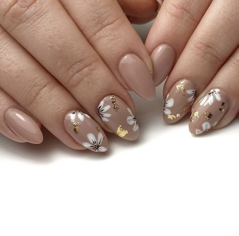 Simple Floral Nails Short, Gold And Beige Nails, Elegant Flower Nails, Gold Floral Nails, Neutral Floral Nails, Nude Floral Nails, Nude Flower Nails, Nature Inspired Nails, White Flower Nail Art