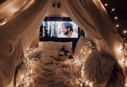 5 Summer Romance Films For You And Your SO Romantic Movie Night, Date Ideas For New Couples, Movie Night Birthday Party, Day Date Ideas, Romance Film, Valentines Day Date, Romantic Room, Room Ideas Aesthetic, Things To Do At Home